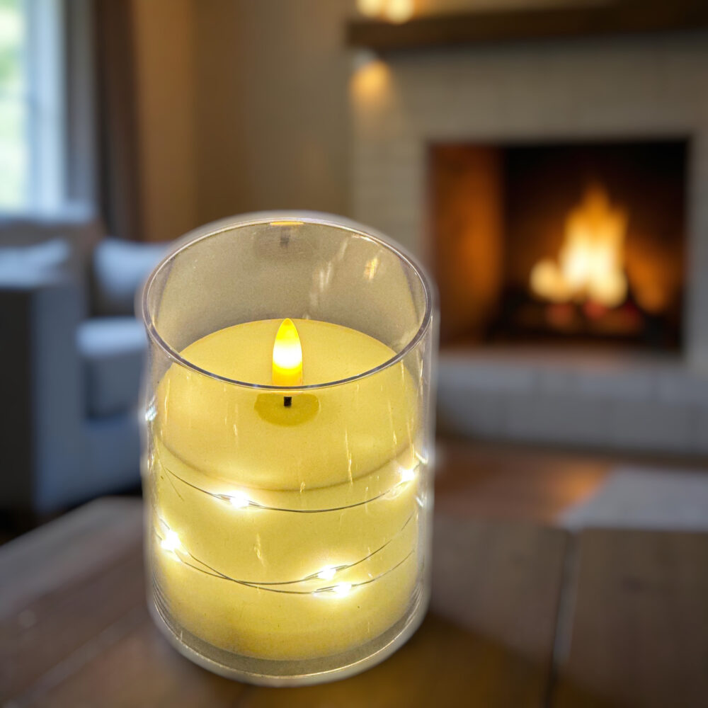 LED žvakė stiklo cilindre su šilta liepsna ir švieselių girlianda